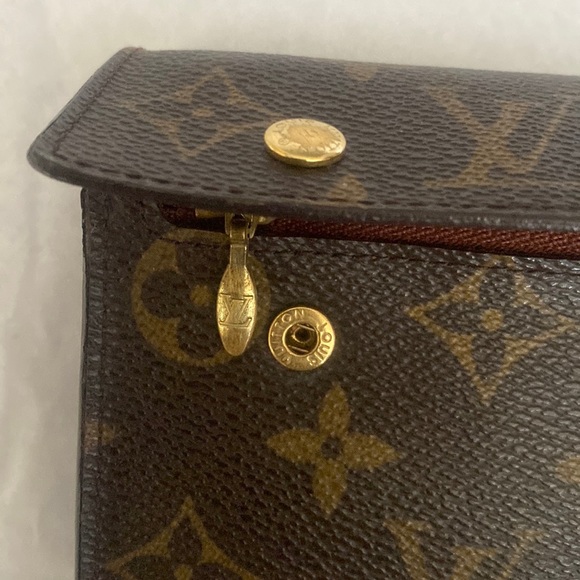 Authentic Louis Vuitton Monogram Accordion Clutch/Wristlet With Goldtone Chain! - Picture 5 of 17